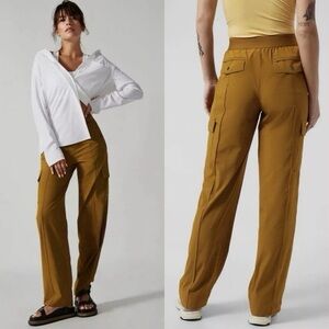 ATHLETA 14 Vienna Cargo Mid Rise Pull
on Ankle Pants- Brass Yellow